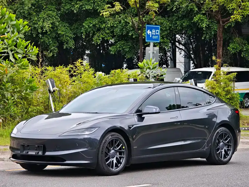 Tesla Model 3 — фото 1