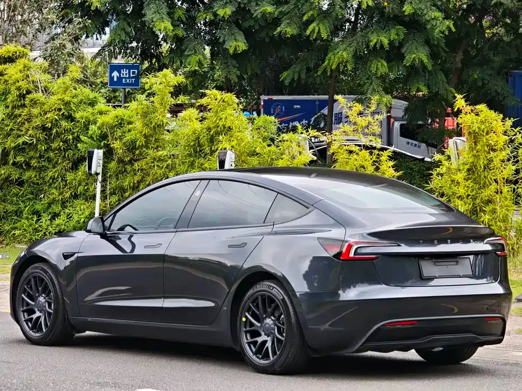 Tesla Model 3 — фото 8