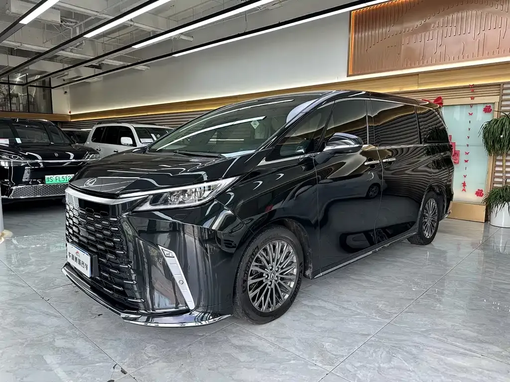 Lexus LM — фото 1