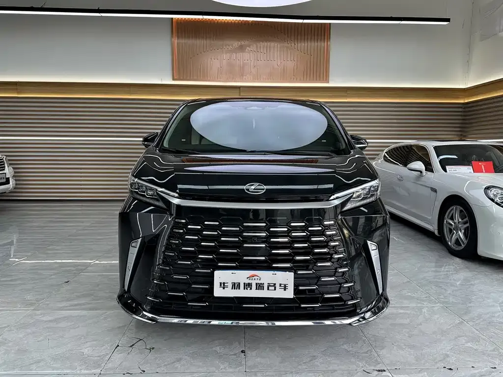 Lexus LM — фото 9