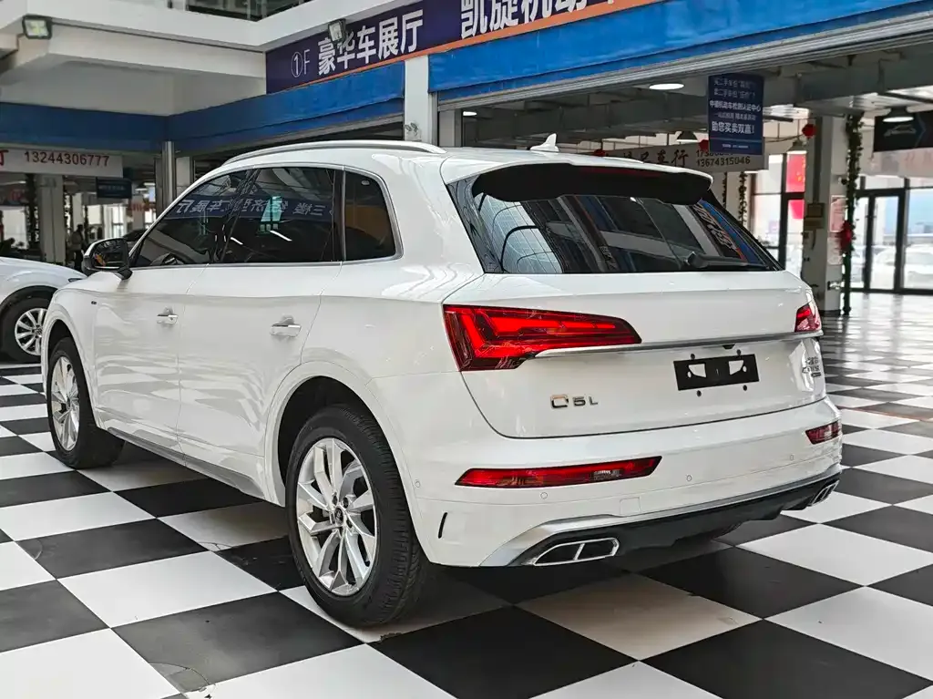 Audi Q5L — фото 10