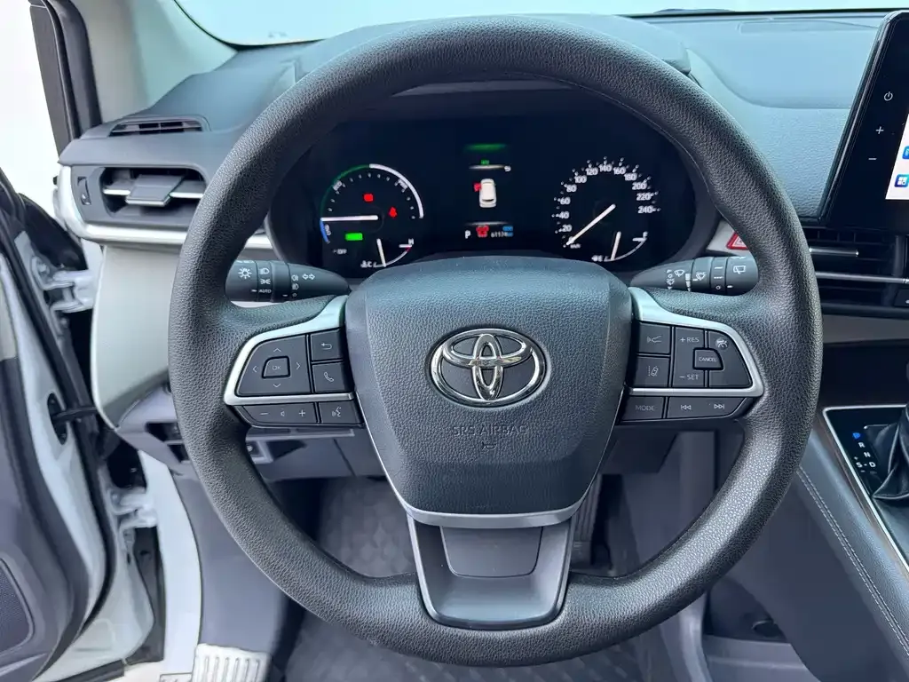 Toyota Sienna — фото 6