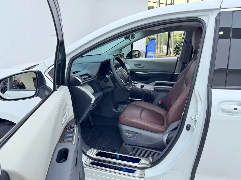 Toyota Sienna — фото 10