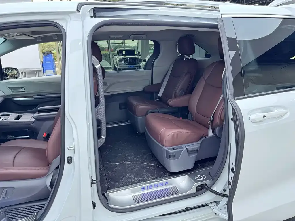Toyota Sienna — фото 5