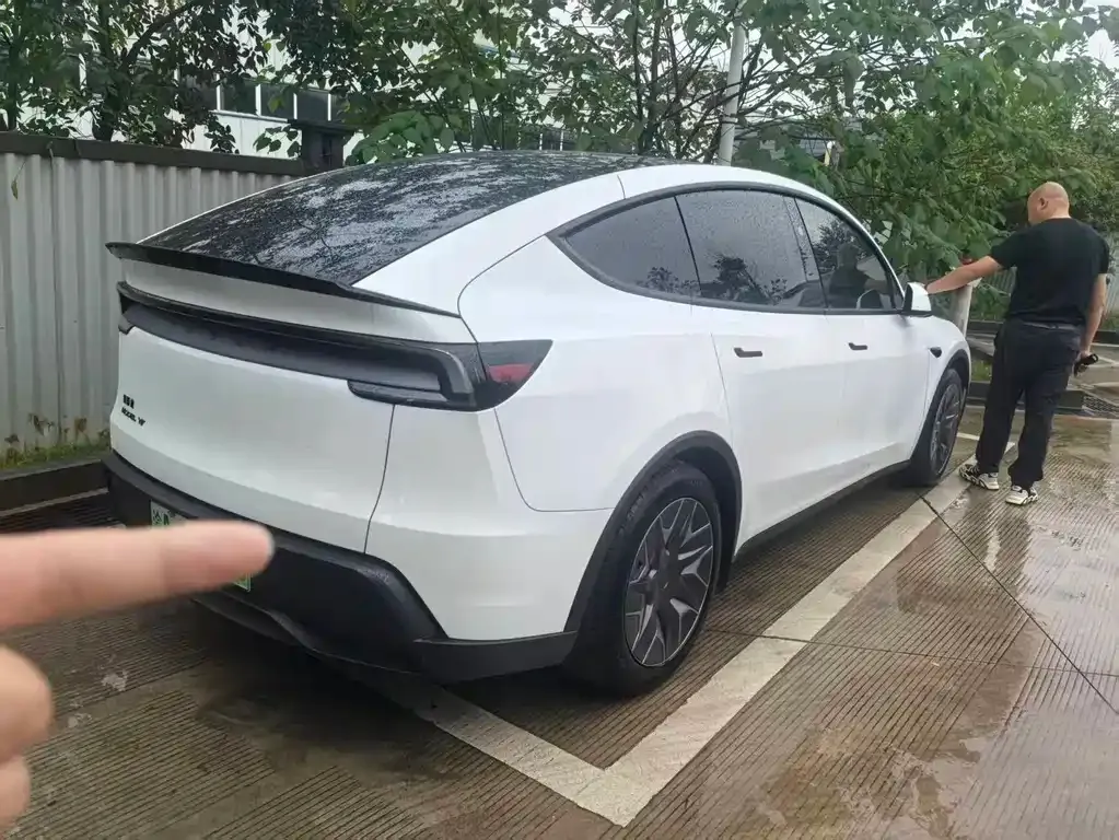 Tesla Model Y L — фото 2