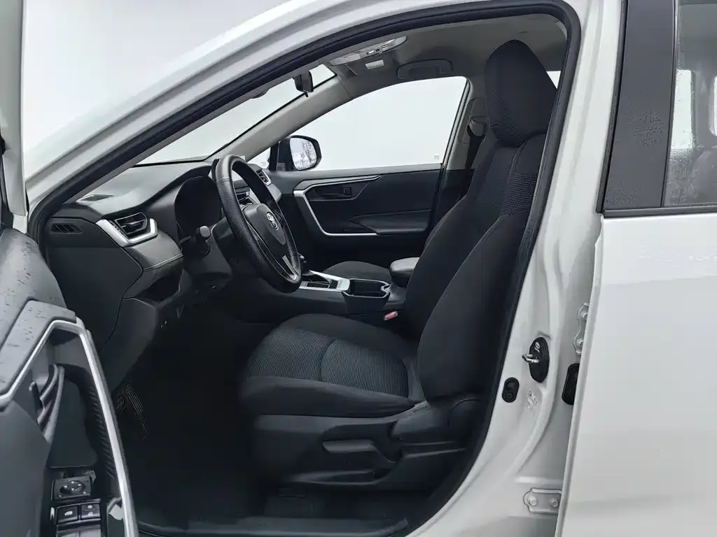 Toyota RAV4 — фото 3
