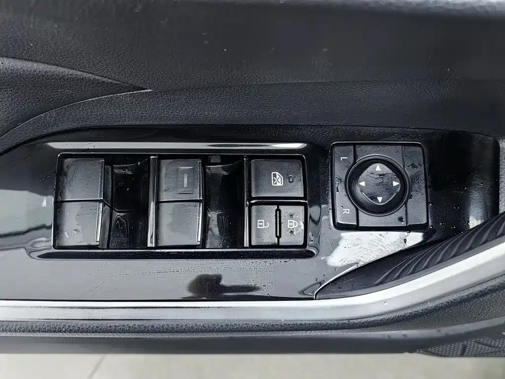 Toyota RAV4 — фото 7