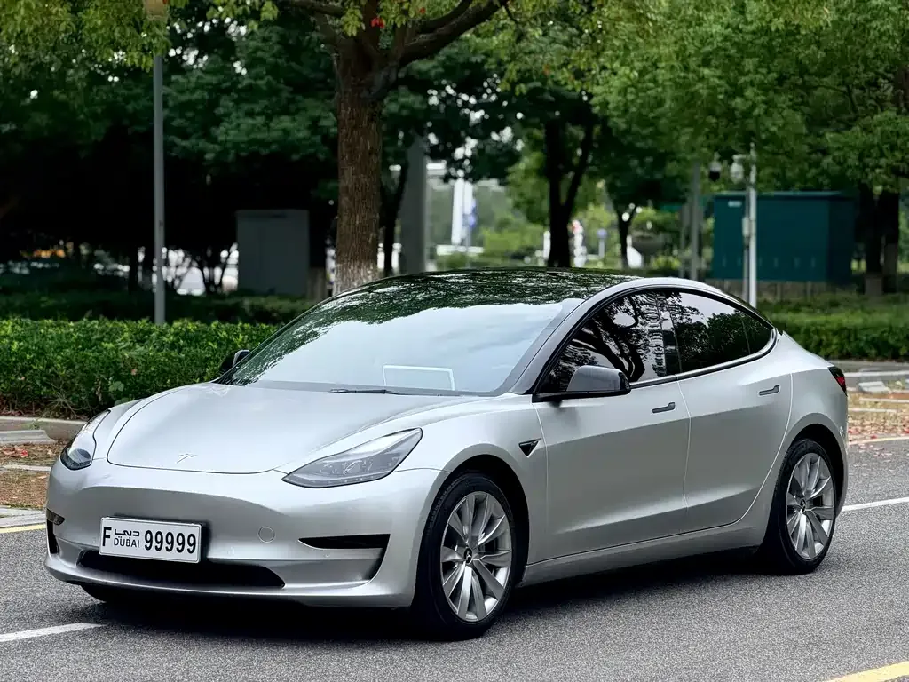 Tesla Model 3 — фото 1