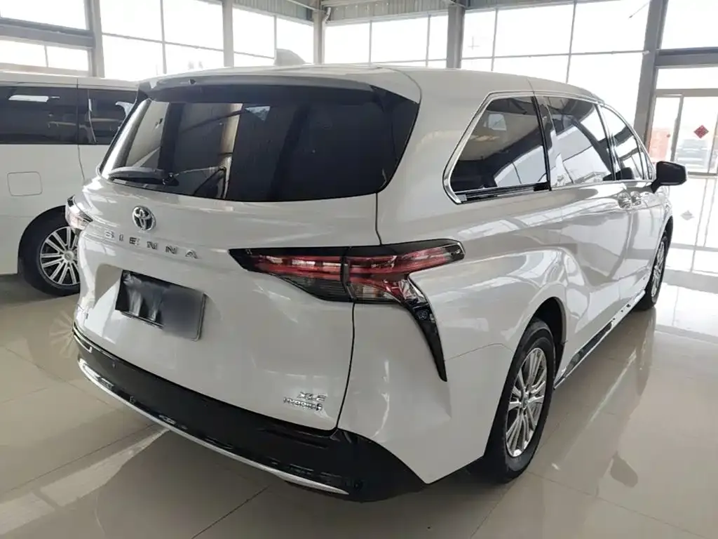 Toyota Sienna — фото 2