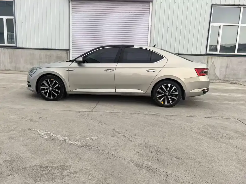 Skoda Superb — фото 8