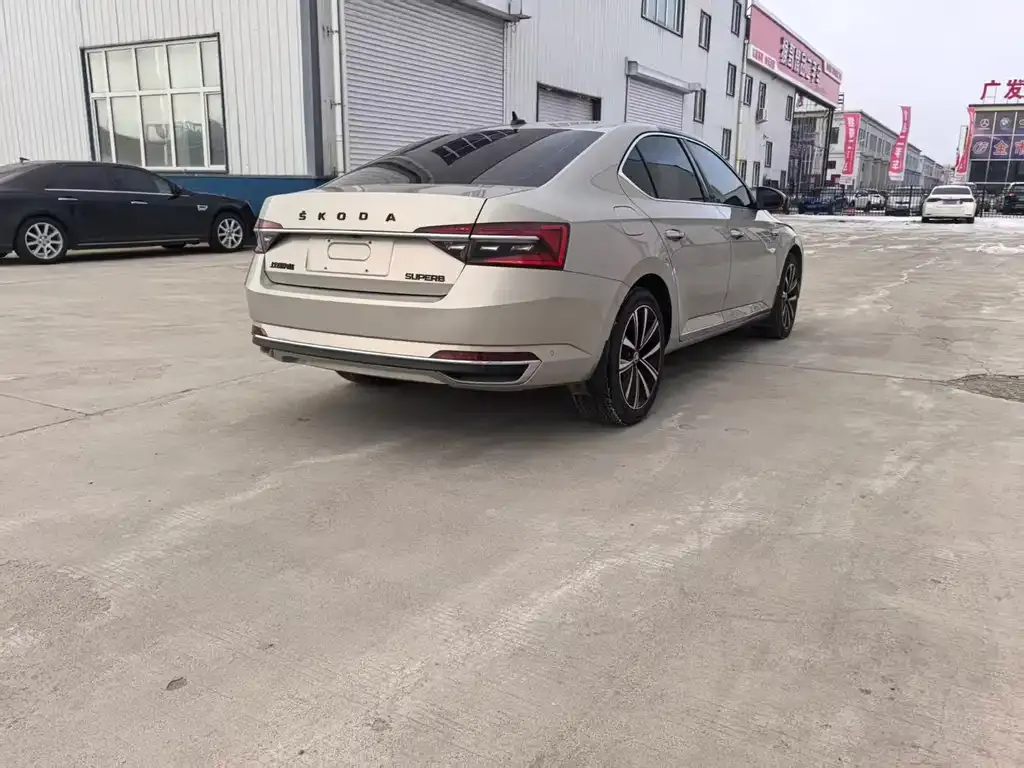 Skoda Superb — фото 10