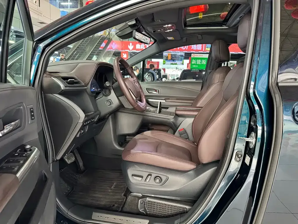 Toyota Granvia — фото 7