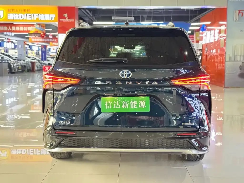 Toyota Granvia — фото 4
