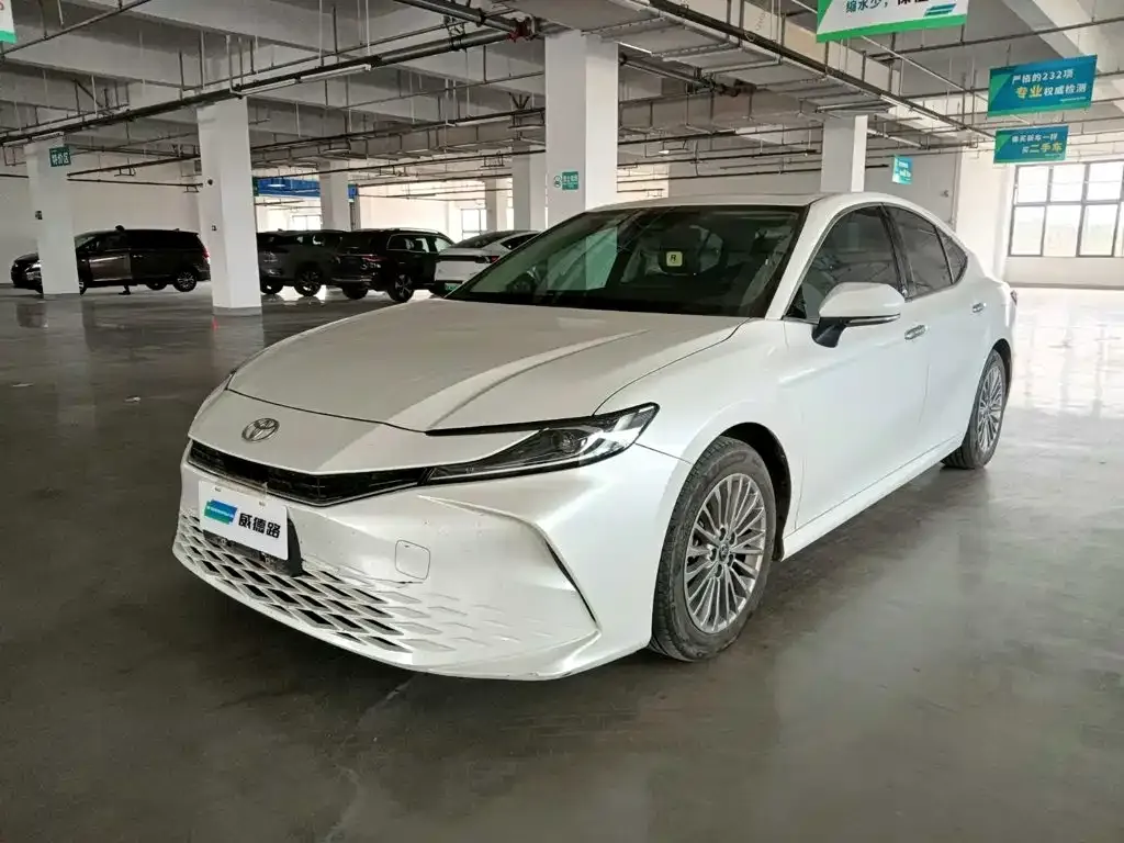 Toyota Camry — фото 1