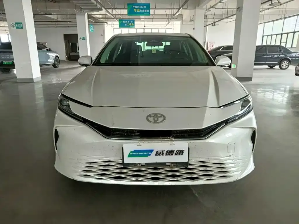 Toyota Camry — фото 9