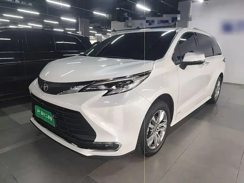 Toyota Sienna — фото 1