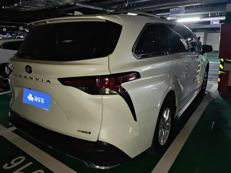Toyota Granvia — фото 2