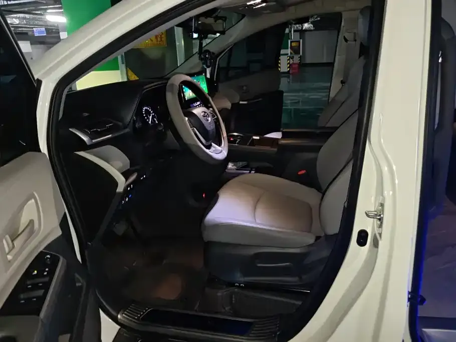 Toyota Granvia — фото 10