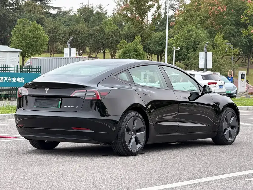 Tesla Model 3 — фото 10
