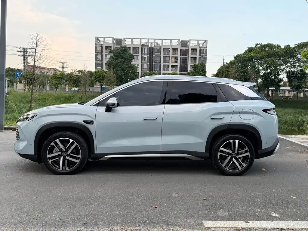 BYD L DM-i — фото 7