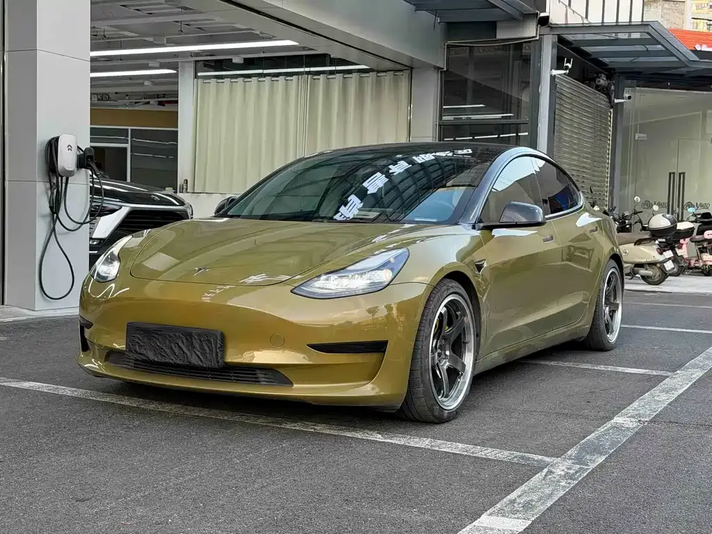 Tesla Model 3 — фото 1