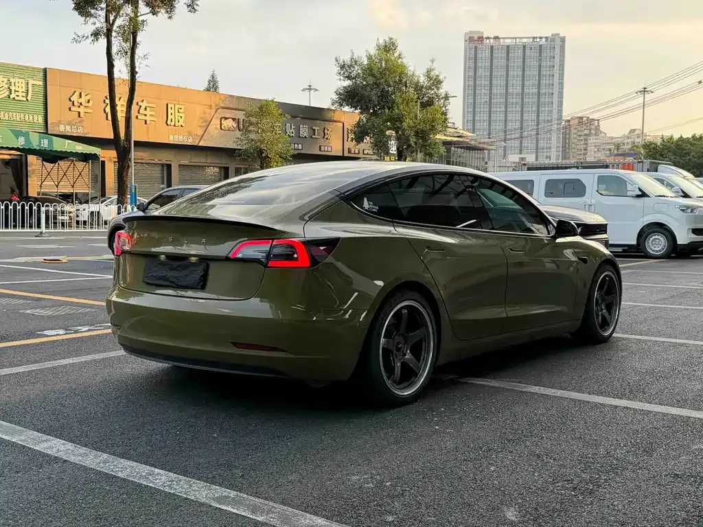 Tesla Model 3 — фото 9