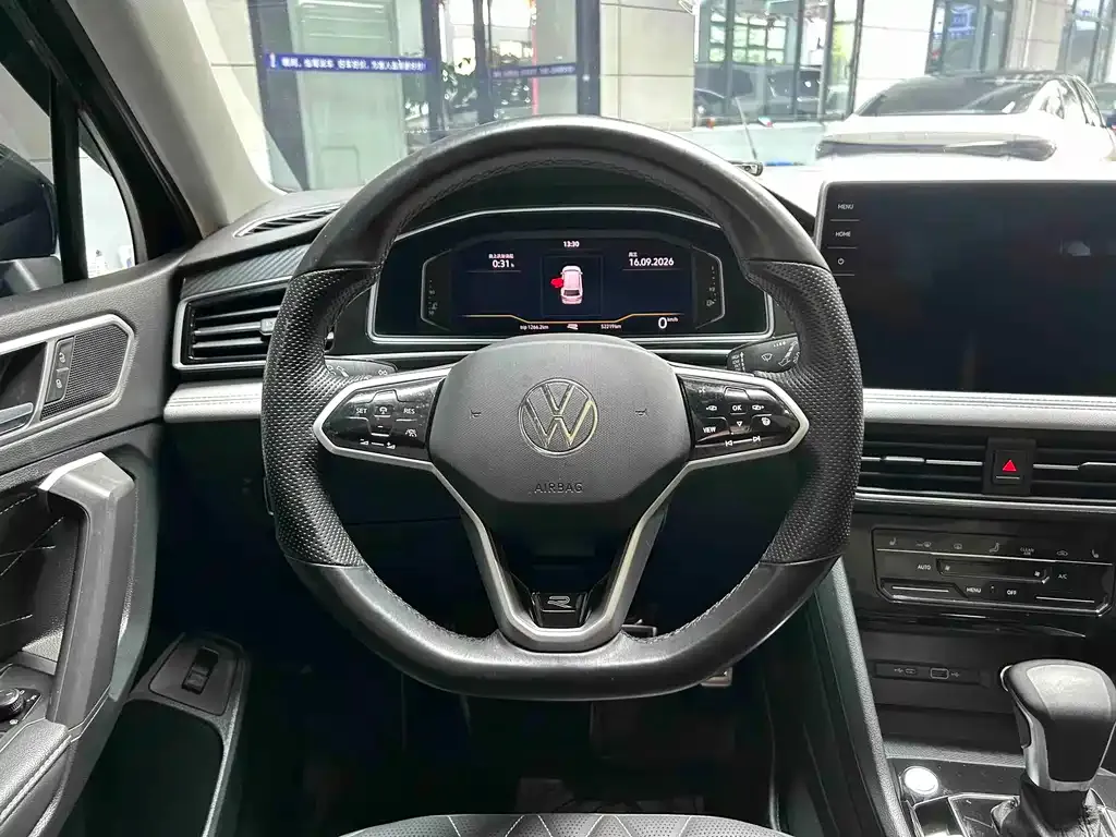 Volkswagen Tiguan L — фото 3