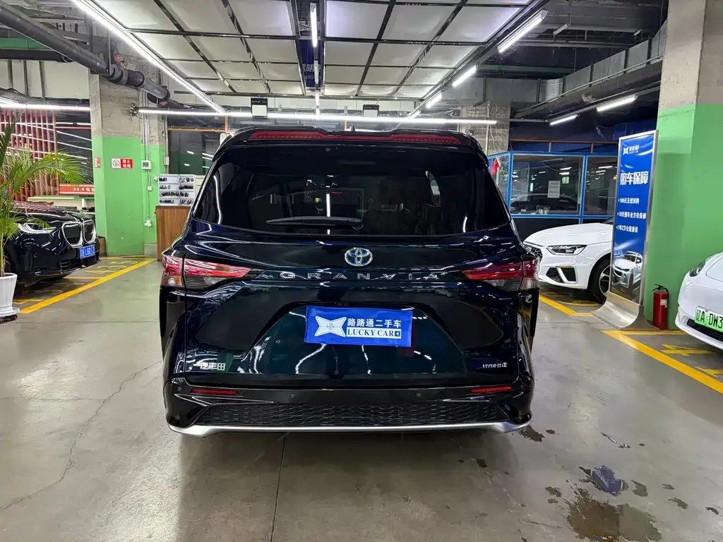 Toyota Granvia — фото 4