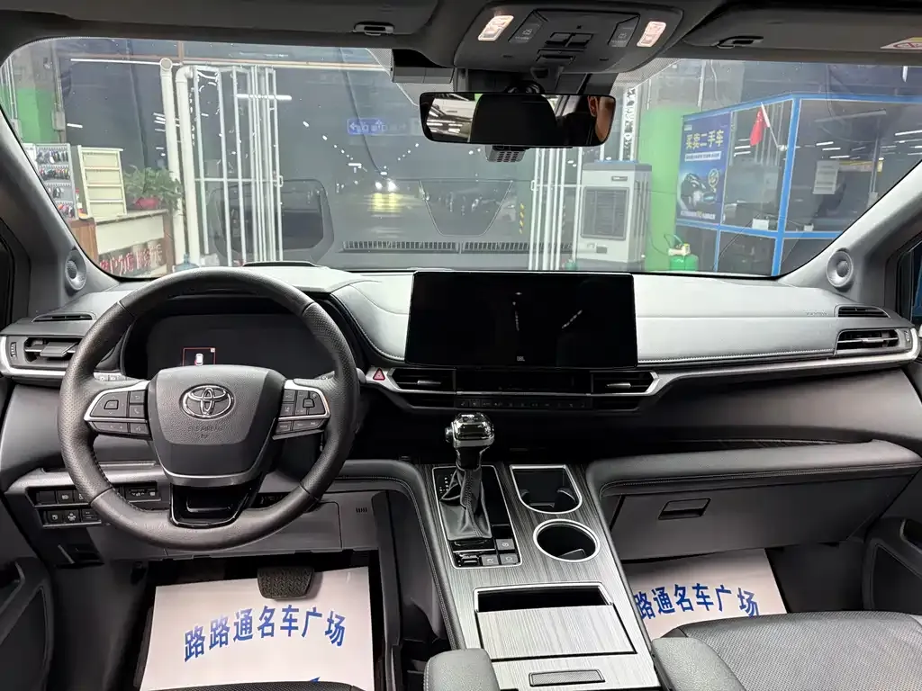 Toyota Granvia — фото 3