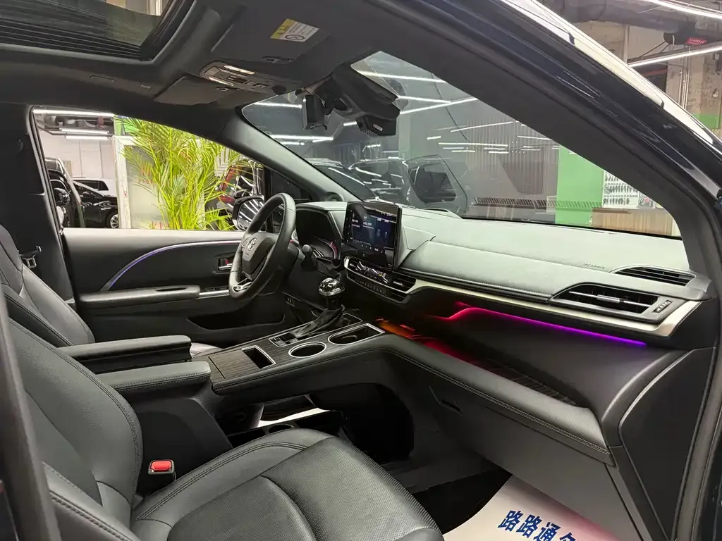 Toyota Granvia — фото 2