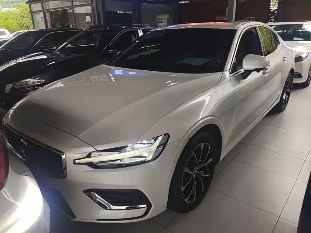 Volvo S60 — фото 1