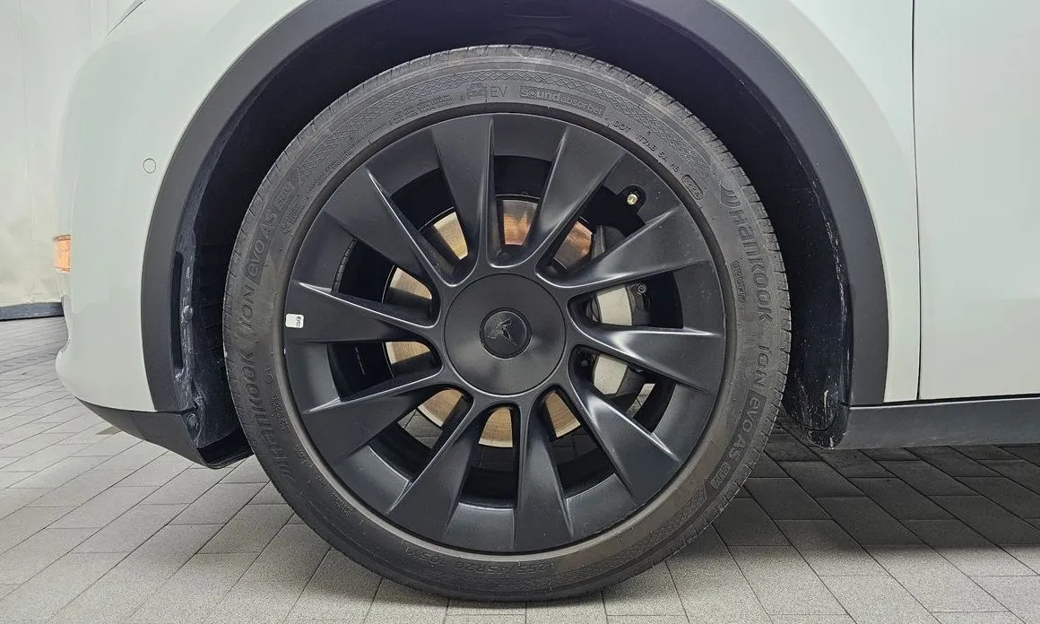 Tesla Model Y — фото 9