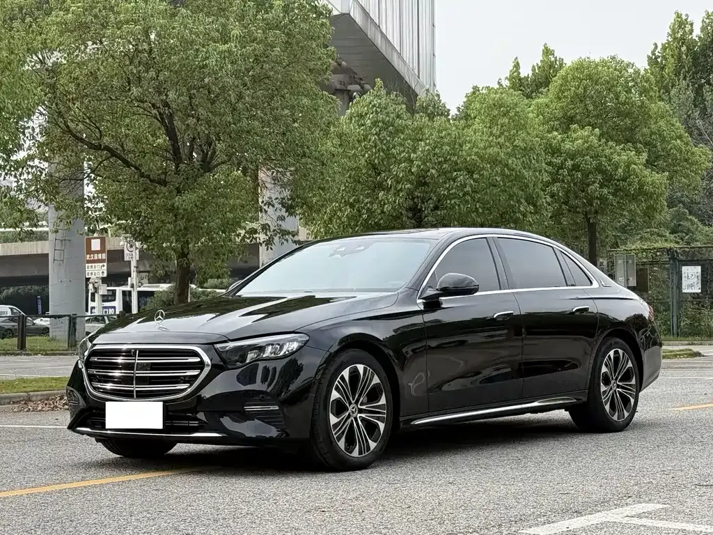 Mercedes-Benz E-Class — фото 1