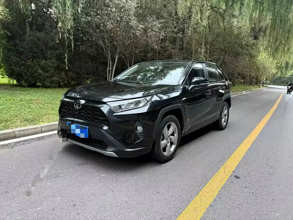 Toyota RAV4 — фото 1
