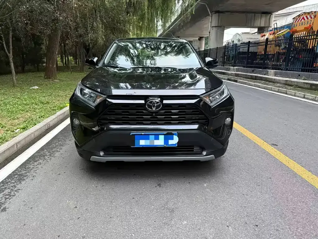 Toyota RAV4 — фото 9