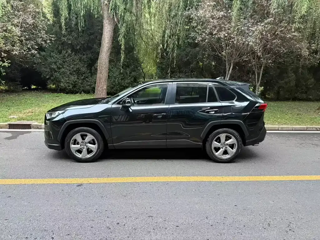 Toyota RAV4 — фото 5