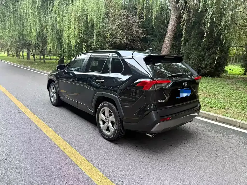 Toyota RAV4 — фото 7