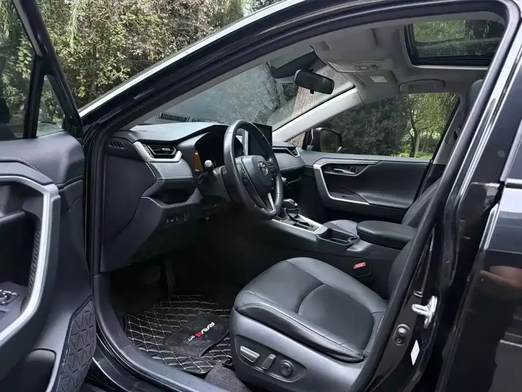 Toyota RAV4 — фото 10