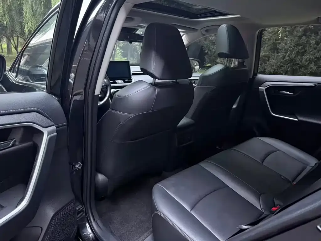 Toyota RAV4 — фото 6