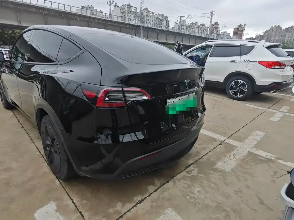 Tesla Model Y — фото 8