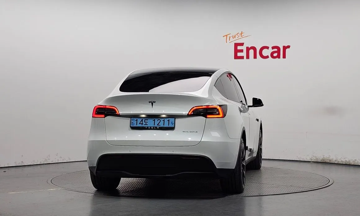 Tesla Model Y — фото 10