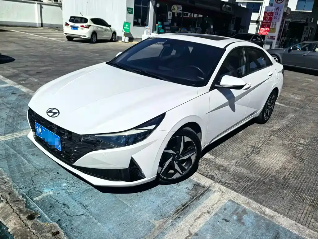 Hyundai Elantra — фото 1