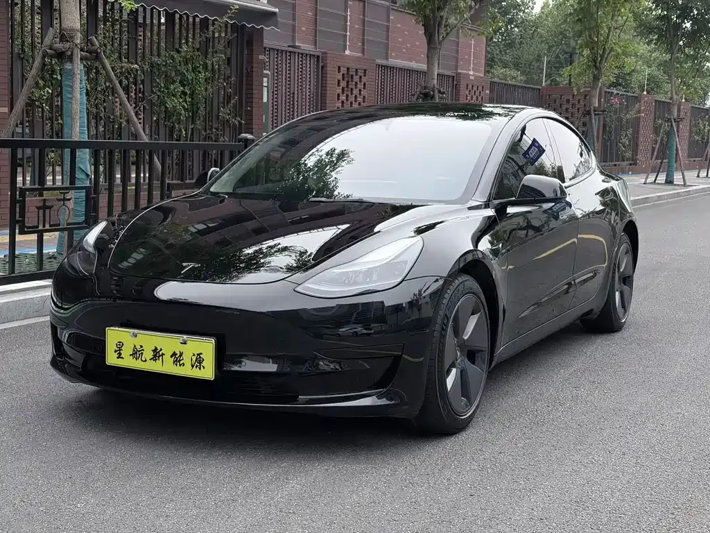 Tesla Model 3 — фото 1