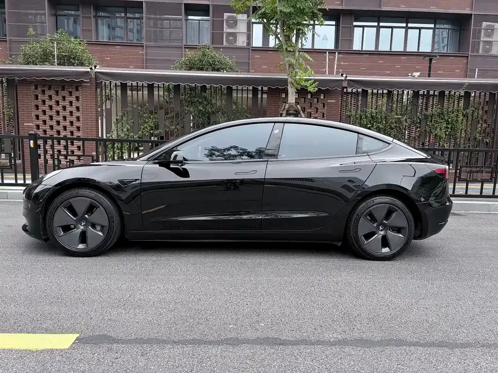 Tesla Model 3 — фото 8