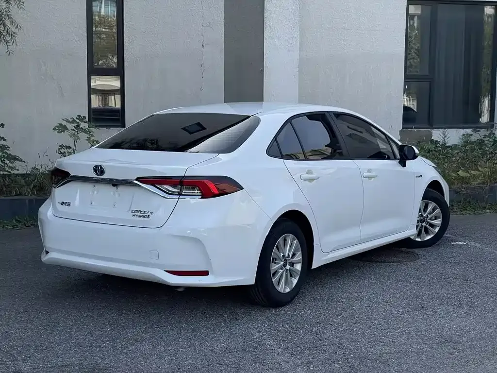 Toyota Corolla — фото 7