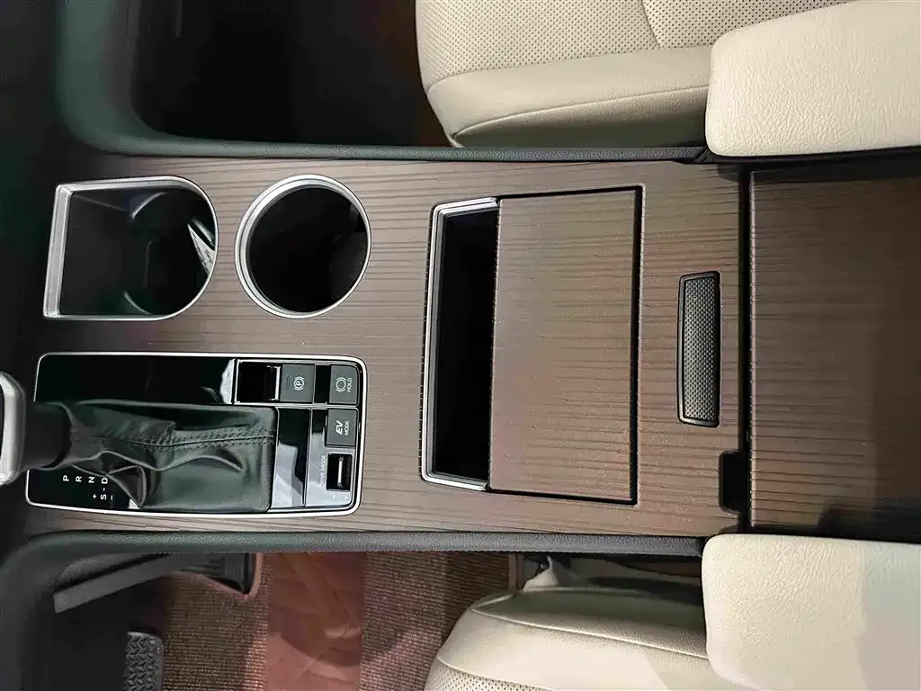 Toyota Granvia — фото 4