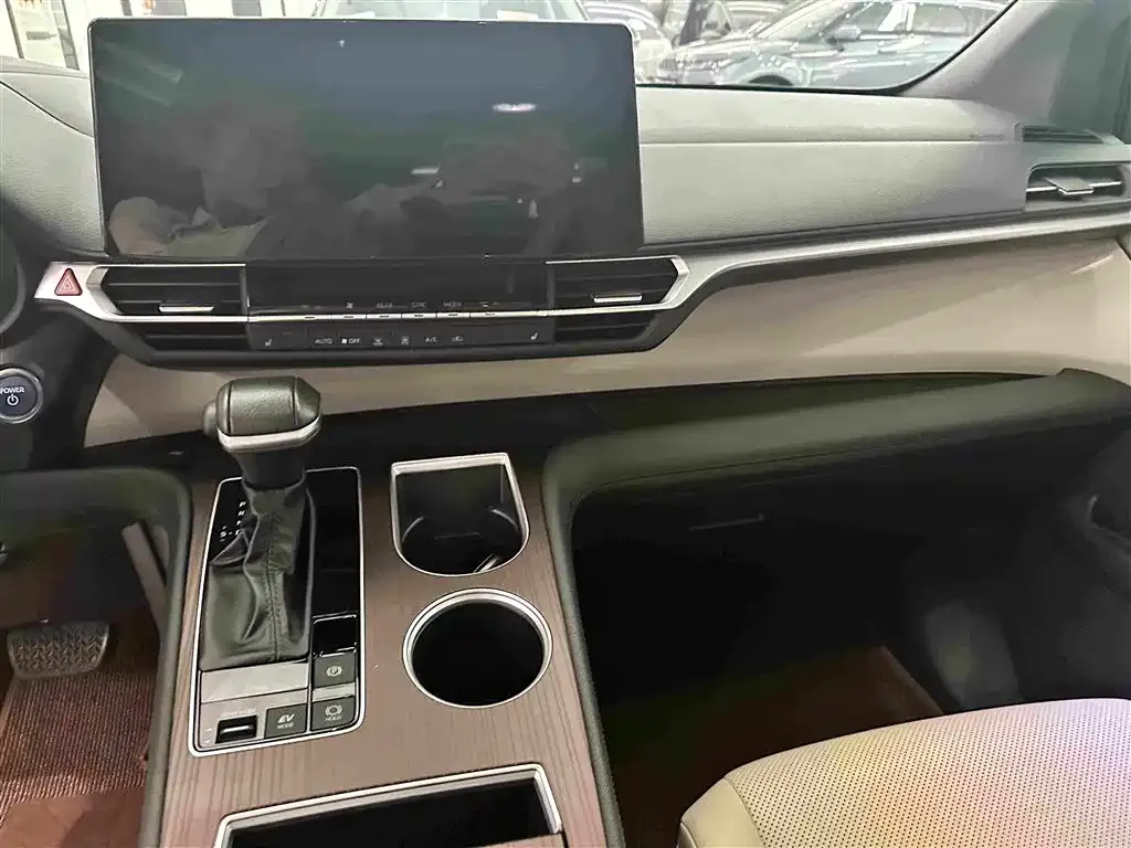 Toyota Granvia — фото 2