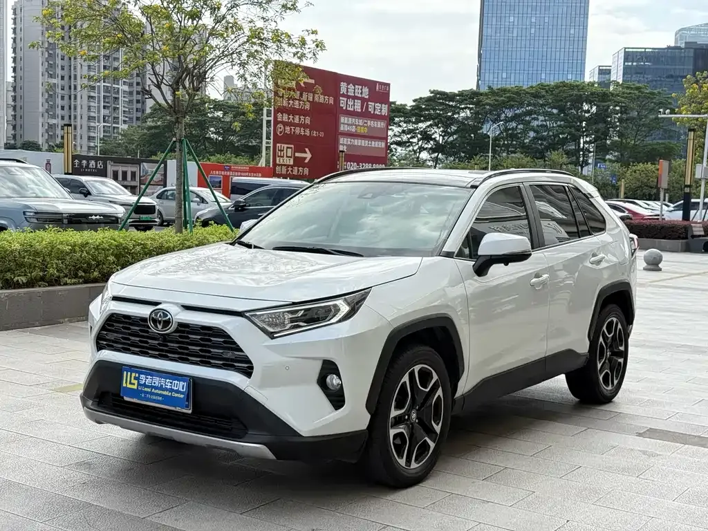 Toyota RAV4 — фото 1