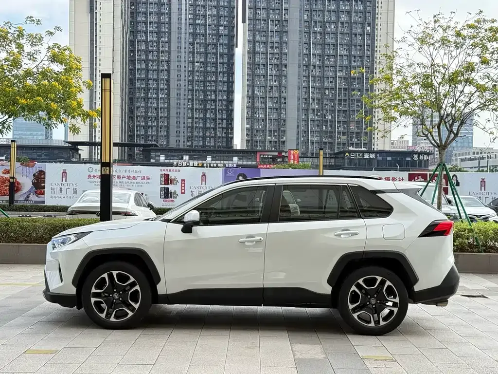 Toyota RAV4 — фото 8
