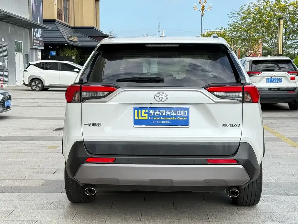 Toyota RAV4 — фото 2